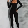 Tuta Delanie a maniche lunghe con scollo quadrato in nero Tuta Delanie a maniche lunghe con scollo quadrato in nero