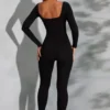 Tuta Delanie a maniche lunghe con scollo quadrato in nero Tuta Delanie a maniche lunghe con scollo quadrato in nero