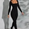 Tuta Delanie a maniche lunghe con scollo quadrato in nero Tuta Delanie a maniche lunghe con scollo quadrato in nero