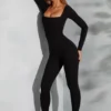 Tuta Delanie a maniche lunghe con scollo quadrato in nero Tuta Delanie a maniche lunghe con scollo quadrato in nero