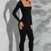 Tuta Delanie a maniche lunghe con scollo quadrato in nero Tuta Delanie a maniche lunghe con scollo quadrato in nero