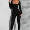 Tuta Delanie a maniche lunghe con scollo quadrato in nero Tuta Delanie a maniche lunghe con scollo quadrato in nero