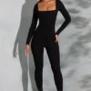 Tuta Delanie a maniche lunghe con scollo quadrato in nero Tuta Delanie a maniche lunghe con scollo quadrato in nero