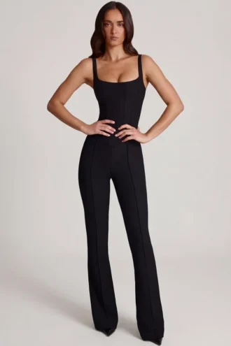 Tuta Elanie con scollo rotondo, corpetto a corsetto e pantaloni svasati in nero