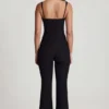 Tuta Elanie con scollo rotondo, corpetto a corsetto e pantaloni svasati in nero Tuta Elanie con scollo rotondo, corpetto a corsetto e pantaloni svasati in nero