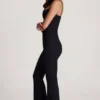 Tuta Elanie con scollo rotondo, corpetto a corsetto e pantaloni svasati in nero Tuta Elanie con scollo rotondo, corpetto a corsetto e pantaloni svasati in nero