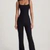 Tuta Elanie con scollo rotondo, corpetto a corsetto e pantaloni svasati in nero Tuta Elanie con scollo rotondo, corpetto a corsetto e pantaloni svasati in nero