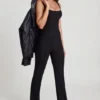 Tuta Elanie con scollo rotondo, corpetto a corsetto e pantaloni svasati in nero Tuta Elanie con scollo rotondo, corpetto a corsetto e pantaloni svasati in nero
