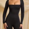 Tuta Elvina Petite in jersey elasticizzato con collo a cappuccio, colore nero Tuta Elvina Petite in jersey elasticizzato con collo a cappuccio, colore nero