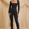 Tuta Elvina Petite in jersey elasticizzato con collo a cappuccio, colore nero Tuta Elvina Petite in jersey elasticizzato con collo a cappuccio, colore nero