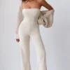 Tuta intera a fascia con pantaloni svasati in maglia grossa color crema Tuta intera a fascia con pantaloni svasati in maglia grossa color crema