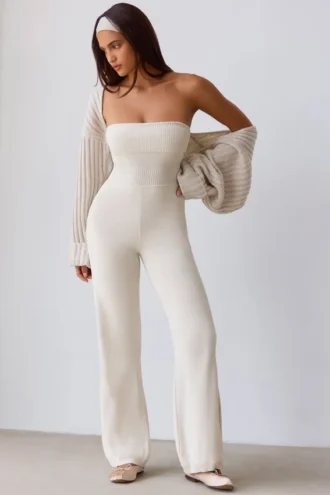 Tuta intera a fascia con pantaloni svasati in maglia grossa color crema
