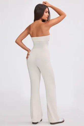 Tuta intera a fascia con pantaloni svasati in maglia grossa color crema