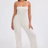 Tuta intera a fascia con pantaloni svasati in maglia grossa color crema Tuta intera a fascia con pantaloni svasati in maglia grossa color crema