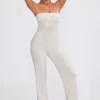 Tuta intera a fascia con pantaloni svasati in maglia grossa color crema Tuta intera a fascia con pantaloni svasati in maglia grossa color crema
