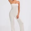 Tuta intera a fascia con pantaloni svasati in maglia grossa color crema Tuta intera a fascia con pantaloni svasati in maglia grossa color crema