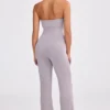 Tuta intera a fascia con pantaloni svasati in maglia grossa color lavanda polverosa Tuta intera a fascia con pantaloni svasati in maglia grossa color lavanda polverosa