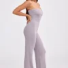 Tuta intera a fascia con pantaloni svasati in maglia grossa color lavanda polverosa Tuta intera a fascia con pantaloni svasati in maglia grossa color lavanda polverosa