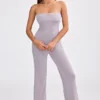 Tuta intera a fascia con pantaloni svasati in maglia grossa color lavanda polverosa Tuta intera a fascia con pantaloni svasati in maglia grossa color lavanda polverosa
