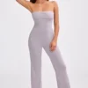 Tuta intera a fascia con pantaloni svasati in maglia grossa color lavanda polverosa Tuta intera a fascia con pantaloni svasati in maglia grossa color lavanda polverosa