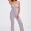 Tuta intera a fascia con pantaloni svasati in maglia grossa color lavanda polverosa Tuta intera a fascia con pantaloni svasati in maglia grossa color lavanda polverosa