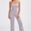 Tuta intera a fascia con pantaloni svasati in maglia grossa color lavanda polverosa Tuta intera a fascia con pantaloni svasati in maglia grossa color lavanda polverosa