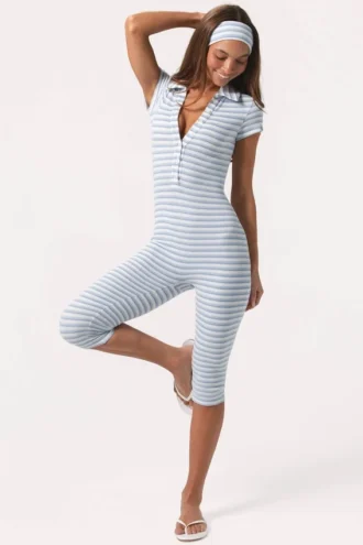 Tuta intera capri in jersey a costine a righe blu Tuta intera capri in jersey a costine a righe blu