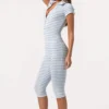 Tuta intera capri in jersey a costine a righe blu Tuta intera capri in jersey a costine a righe blu