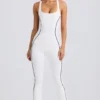 Tuta Intera Petite Soft Active con schiena scoperta in bianco Tuta Intera Petite Soft Active con schiena scoperta in bianco