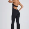 Tuta intera svasata con cut-out e bordi in pizzo Pema Modal in nero Tuta intera svasata con cut-out e bordi in pizzo Pema Modal in nero