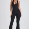 Tuta intera svasata con cut-out e bordi in pizzo Pema Modal in nero Tuta intera svasata con cut-out e bordi in pizzo Pema Modal in nero