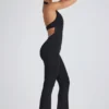 Tuta intera svasata con cut-out e bordi in pizzo Pema Modal in nero Tuta intera svasata con cut-out e bordi in pizzo Pema Modal in nero