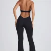 Tuta intera svasata con cut-out e bordi in pizzo Pema Modal in nero Tuta intera svasata con cut-out e bordi in pizzo Pema Modal in nero