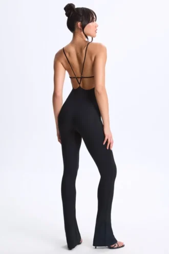 Tuta intera svasata con scollo profondo e schiena scoperta Kiki in Modal, colore nero Tuta intera svasata con scollo profondo e schiena scoperta Kiki in Modal, colore nero