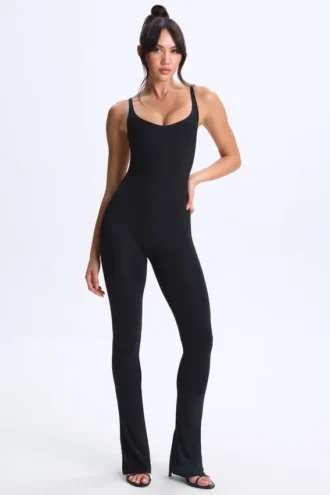 Tuta intera svasata con scollo profondo e schiena scoperta Kiki in Modal, colore nero Tuta intera svasata con scollo profondo e schiena scoperta Kiki in Modal, colore nero