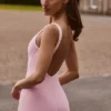 Tuta morbida e sportiva senza schienale a contrasto in rosa cipria Tuta morbida e sportiva senza schienale a contrasto in rosa cipria