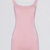 Tuta morbida e sportiva senza schienale a contrasto in rosa cipria Tuta morbida e sportiva senza schienale a contrasto in rosa cipria