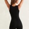 Tuta Nova a maniche corte con scollo quadrato in nero Tuta Nova a maniche corte con scollo quadrato in nero