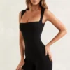 Tuta Nova a maniche corte con scollo quadrato in nero Tuta Nova a maniche corte con scollo quadrato in nero