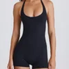 Tuta Soft Active con scollo all’americana in nero Tuta Soft Active con scollo all’americana in nero