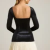 Vestito a corsetto plissettato a strati Darline in nero Vestito a corsetto plissettato a strati Darline in nero