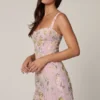 Vestito A-line con decorazioni Adia in rosa tenue Vestito A-line con decorazioni Adia in rosa tenue