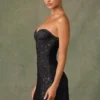 Vestito A-line con scollo a cuore decorato Viela in nero Vestito A-line con scollo a cuore decorato Viela in nero
