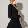 Vestito A-line con scollo profondo e fiocco Graciela in nero Vestito A-line con scollo profondo e fiocco Graciela in nero