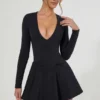 Vestito A-line con scollo profondo e fiocco Graciela in nero Vestito A-line con scollo profondo e fiocco Graciela in nero