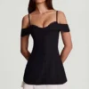 Vestito A-line con volant e spalle scoperte Maelie in nero Vestito A-line con volant e spalle scoperte Maelie in nero