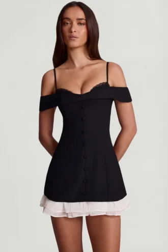 Vestito A-line con volant e spalle scoperte Maelie in nero
