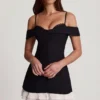 Vestito A-line con volant e spalle scoperte Maelie in nero Vestito A-line con volant e spalle scoperte Maelie in nero