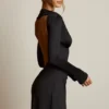 Vestito A-line drappeggiato con schiena scoperta Darana in nero Vestito A-line drappeggiato con schiena scoperta Darana in nero