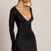 Vestito A-line drappeggiato con schiena scoperta Darana in nero Vestito A-line drappeggiato con schiena scoperta Darana in nero
